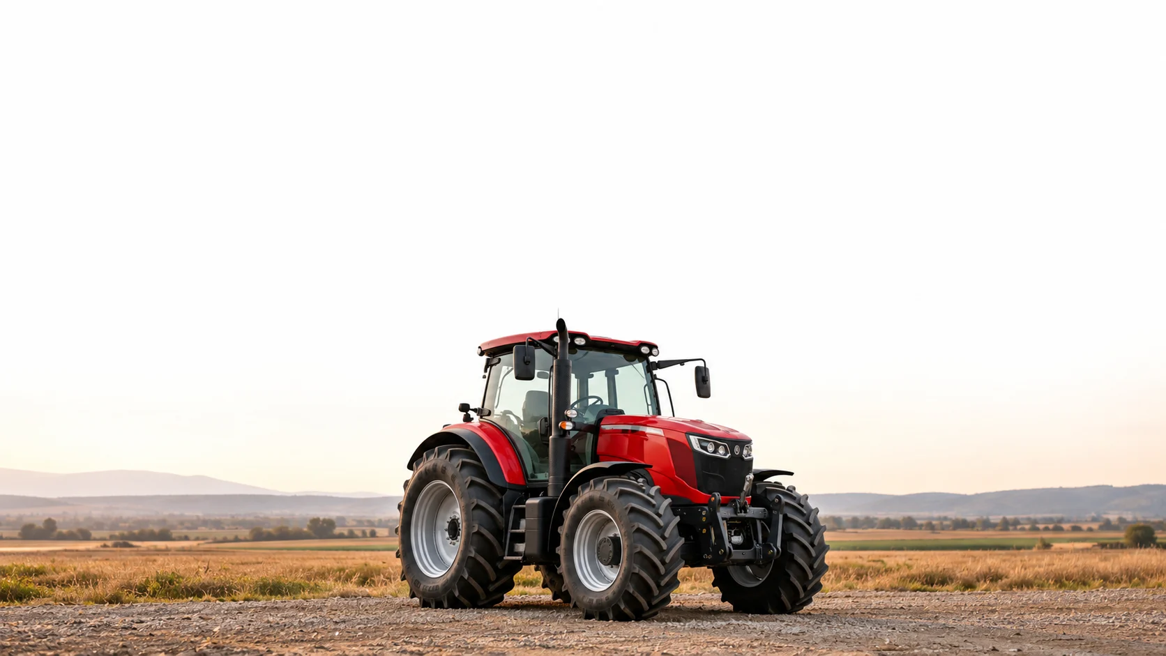 Traktor merah di lahan terbuka
